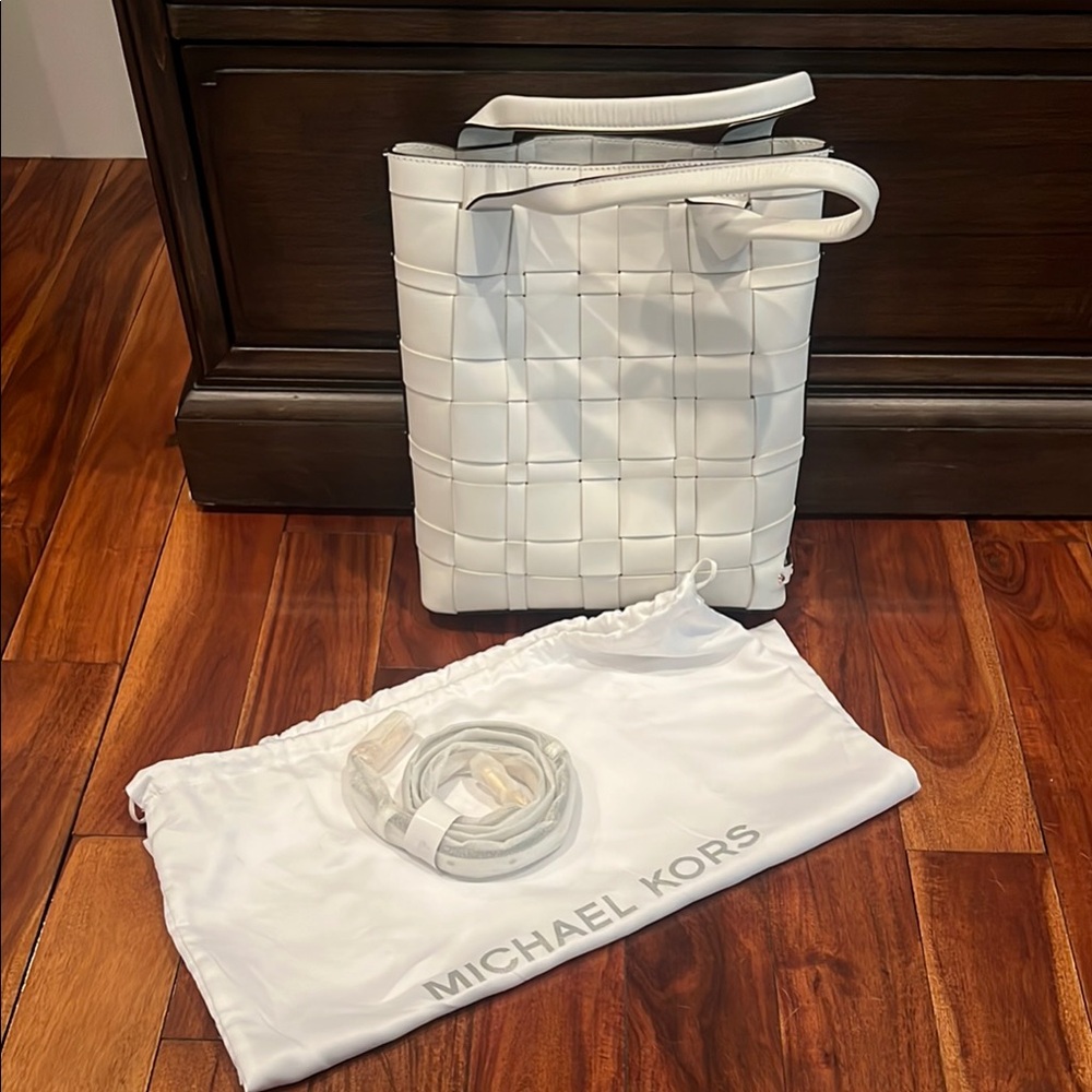 Michael Kors White Tote Bag with Timeless Elegance - NEVER WORN